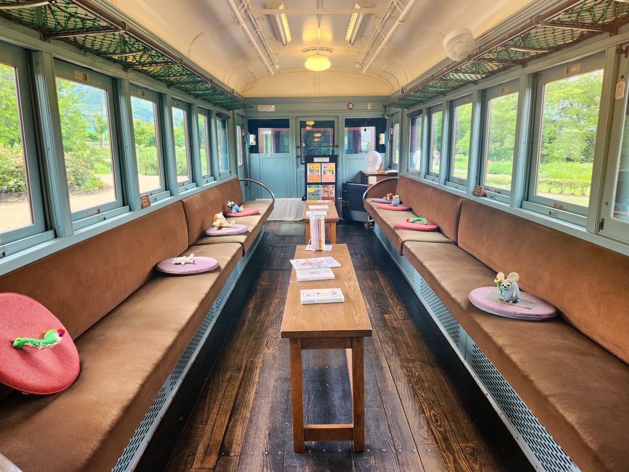 日本長野縣 安曇野知弘美術館。窗邊的小荳荳 用列車車廂作為教室的療癒場景，在大自然中充滿繪本童話感的美術館