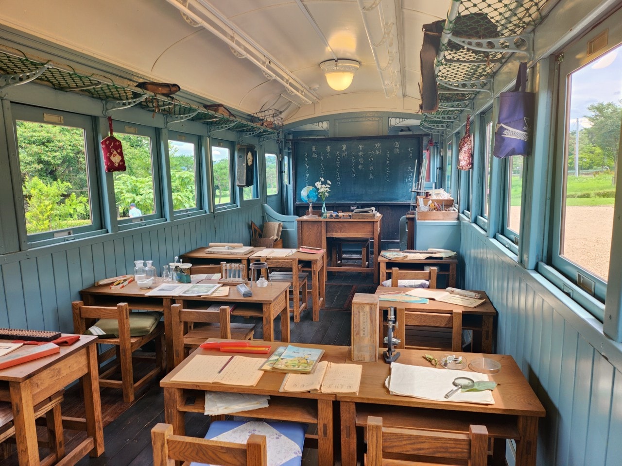 日本長野縣 安曇野知弘美術館。窗邊的小荳荳，用列車車廂作為教室的療癒場景，在大自然中充滿繪本童話感的美術館