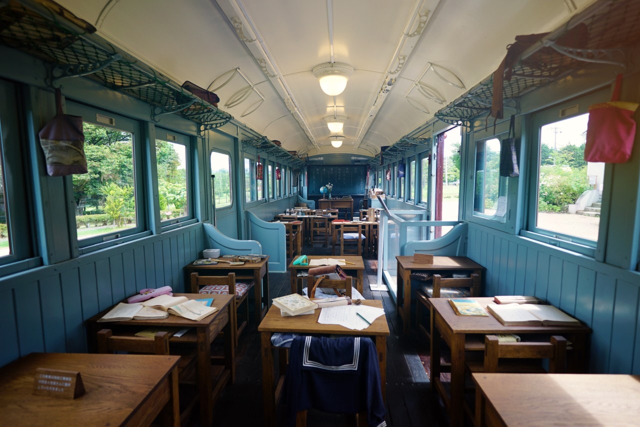 日本長野縣 安曇野知弘美術館。窗邊的小荳荳 用列車車廂作為教室的療癒場景，在大自然中充滿繪本童話感的美術館