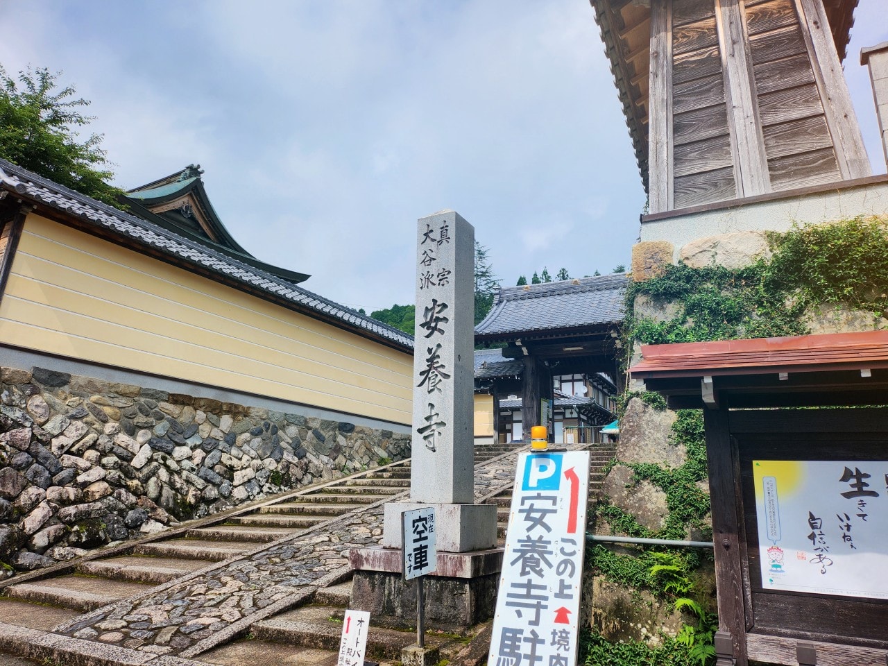日本岐阜県 郡上八幡城。有天空之城的美稱，登上天守閣眺望魚形城下町與群山環繞的美景。