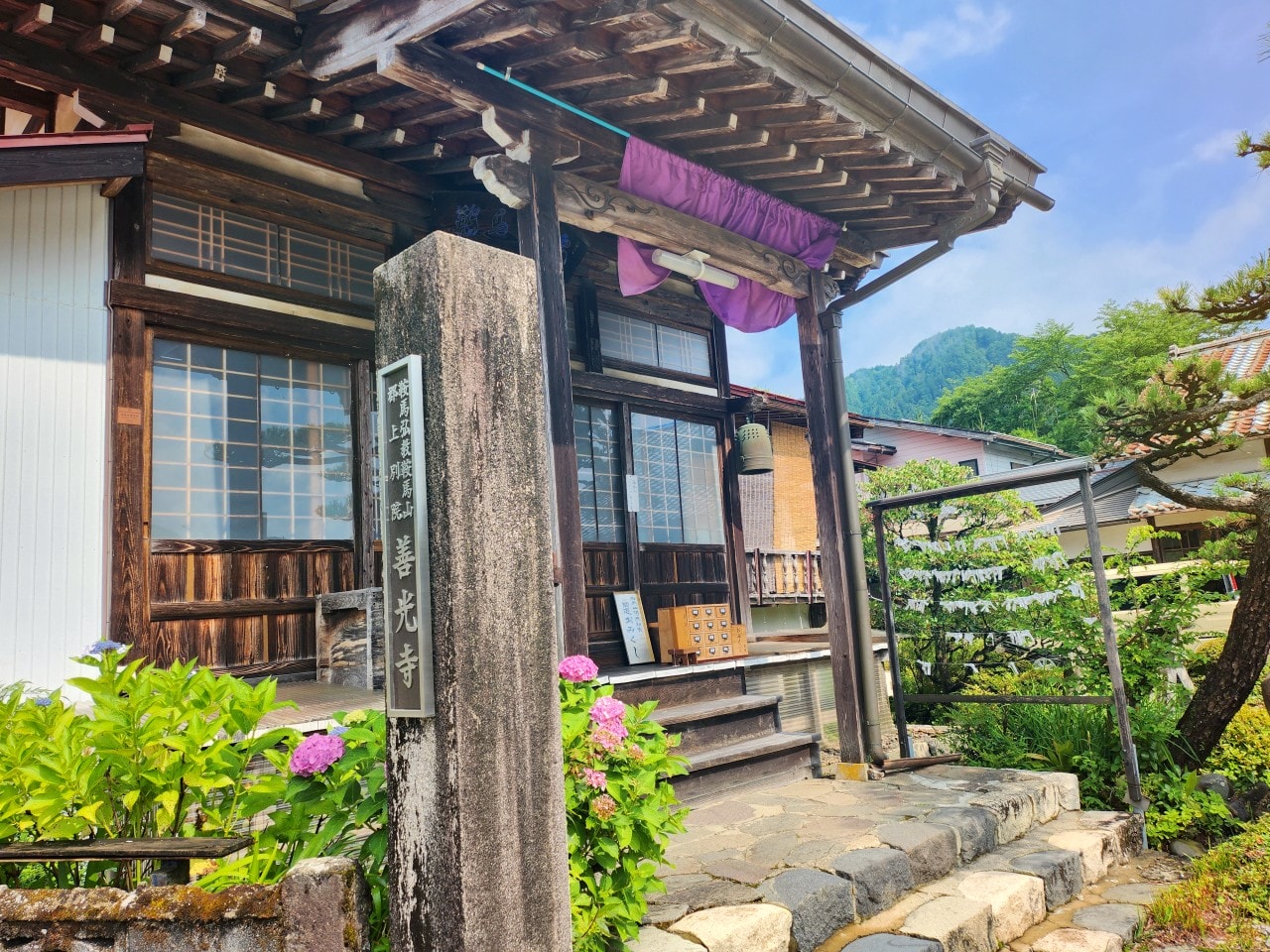 日本岐阜県 郡上八幡城。有天空之城的美稱，登上天守閣眺望魚形城下町與群山環繞的美景。