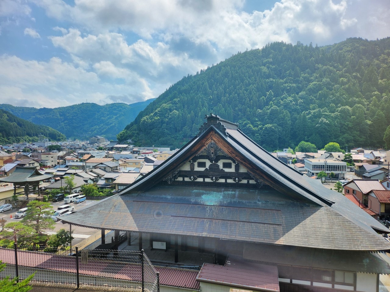 日本岐阜県 郡上八幡城。有天空之城的美稱，登上天守閣眺望魚形城下町與群山環繞的美景。