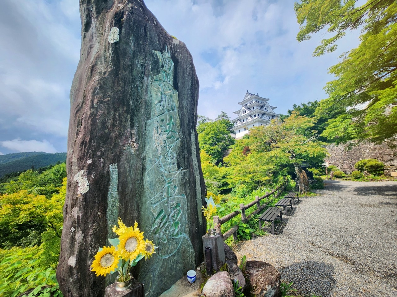 日本岐阜県 郡上八幡城。有天空之城的美稱，登上天守閣眺望魚形城下町與群山環繞的美景。