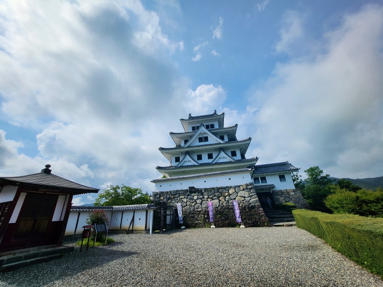 日本岐阜県 郡上八幡城。有天空之城的美稱，登上天守閣眺望魚形城下町與群山環繞的美景。