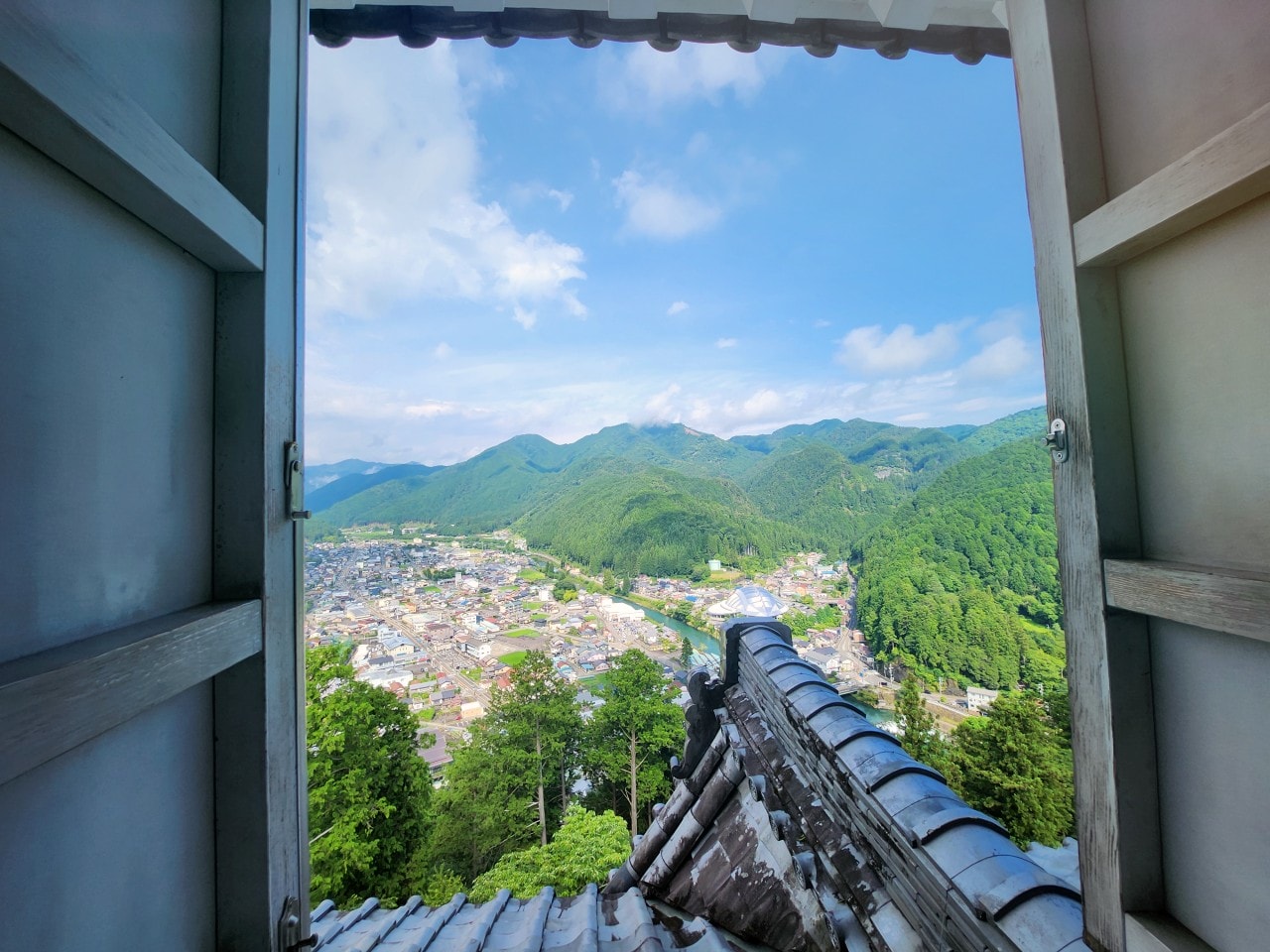日本岐阜県 郡上八幡城。有天空之城的美稱，登上天守閣眺望魚形城下町與群山環繞的美景。