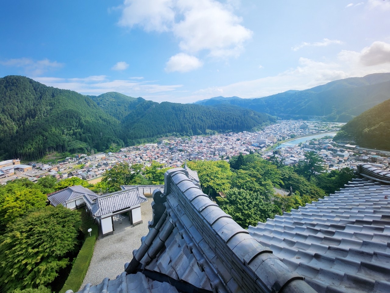 日本岐阜県 郡上八幡城。有天空之城的美稱，登上天守閣眺望魚形城下町與群山環繞的美景。