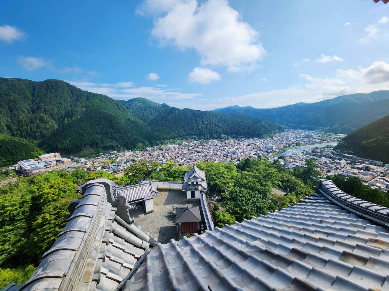 日本岐阜県 郡上八幡城。有天空之城的美稱，登上天守閣眺望魚形城下町與群山環繞的美景。