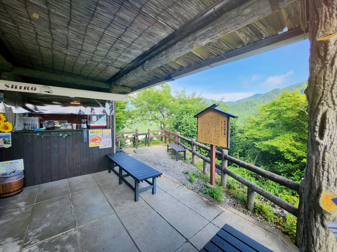 日本岐阜県 郡上八幡城。有天空之城的美稱，登上天守閣眺望魚形城下町與群山環繞的美景。