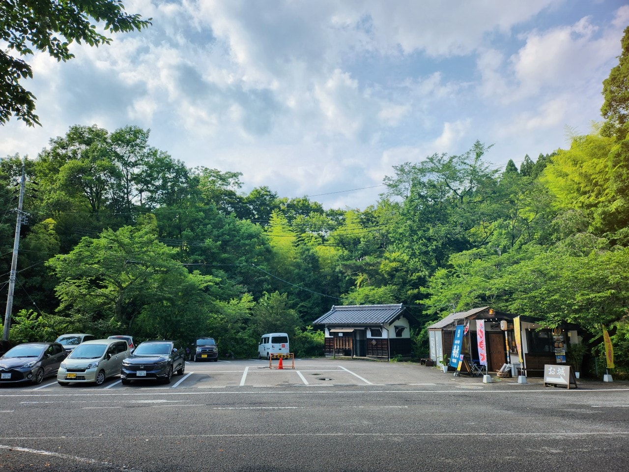 日本岐阜県 郡上八幡城。有天空之城的美稱，登上天守閣眺望魚形城下町與群山環繞的美景。