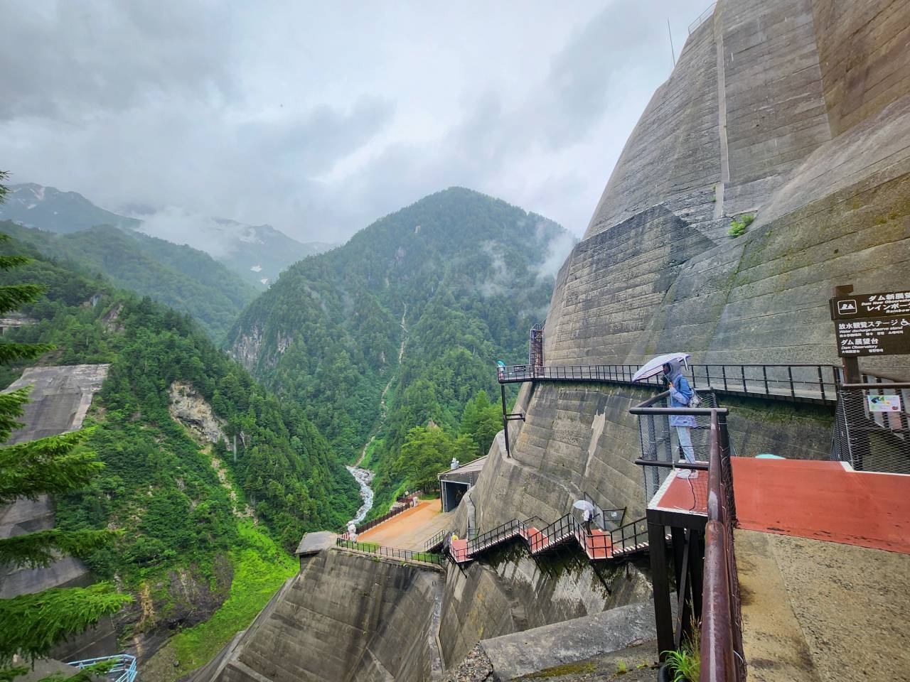 夏季避暑 黑部立山自由行。 兩天一夜 各站景點、交通、用餐與住宿紀錄心得。扇澤到室堂站來回，住宿立山飯店。