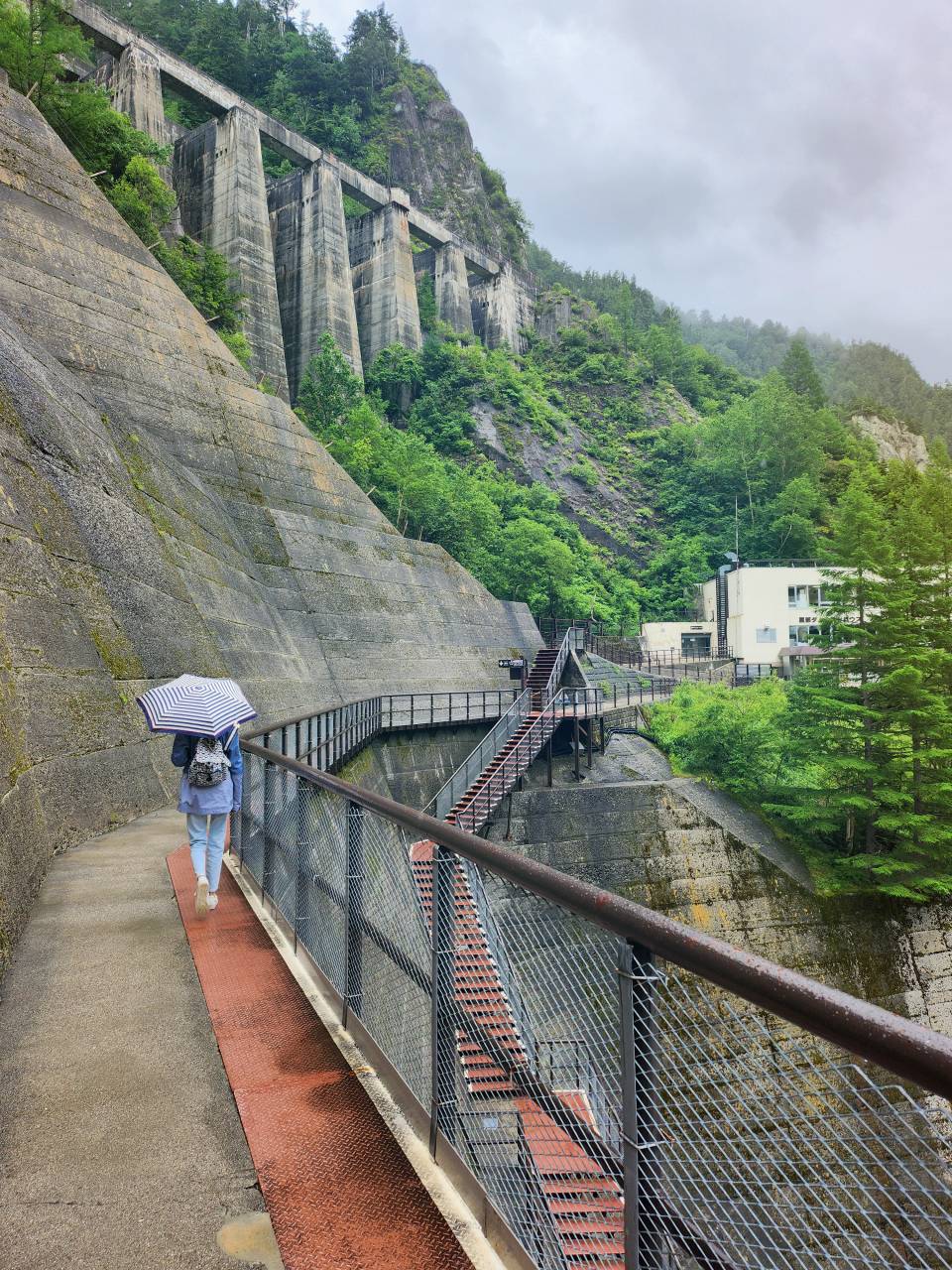 夏季避暑 黑部立山自由行。 兩天一夜 各站景點、交通、用餐與住宿紀錄心得。扇澤到室堂站來回，住宿立山飯店。