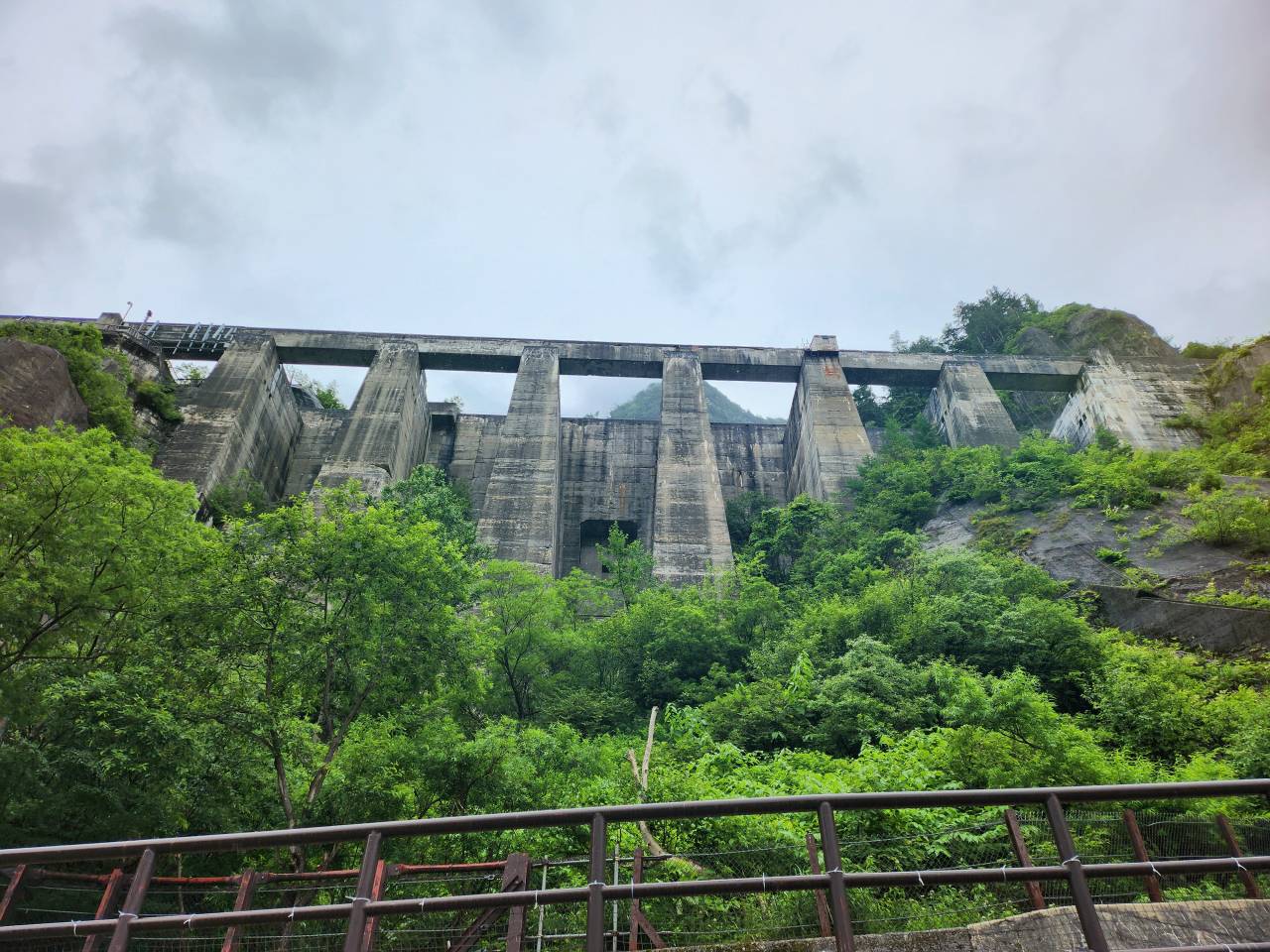 夏季避暑 黑部立山自由行。 兩天一夜 各站景點、交通、用餐與住宿紀錄心得。扇澤到室堂站來回，住宿立山飯店。