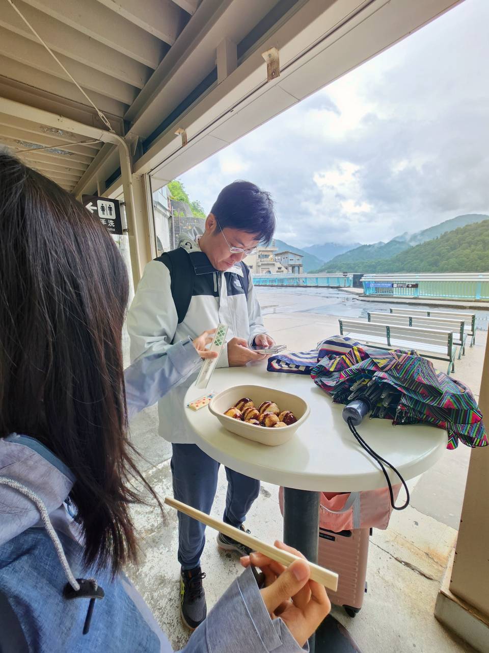 夏季避暑 黑部立山自由行。 兩天一夜 各站景點、交通、用餐與住宿紀錄心得。扇澤到室堂站來回，住宿立山飯店。