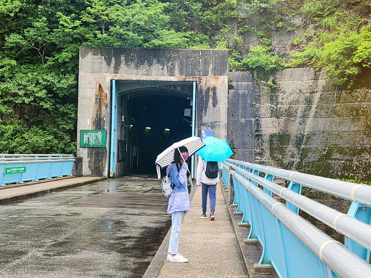 夏季避暑 黑部立山自由行。 兩天一夜 各站景點、交通、用餐與住宿紀錄心得。扇澤到室堂站來回，住宿立山飯店。