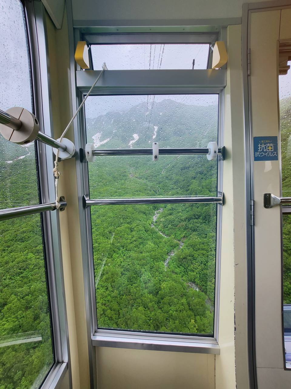 夏季避暑 黑部立山自由行。 兩天一夜 各站景點、交通、用餐與住宿紀錄心得。扇澤到室堂站來回，住宿立山飯店。