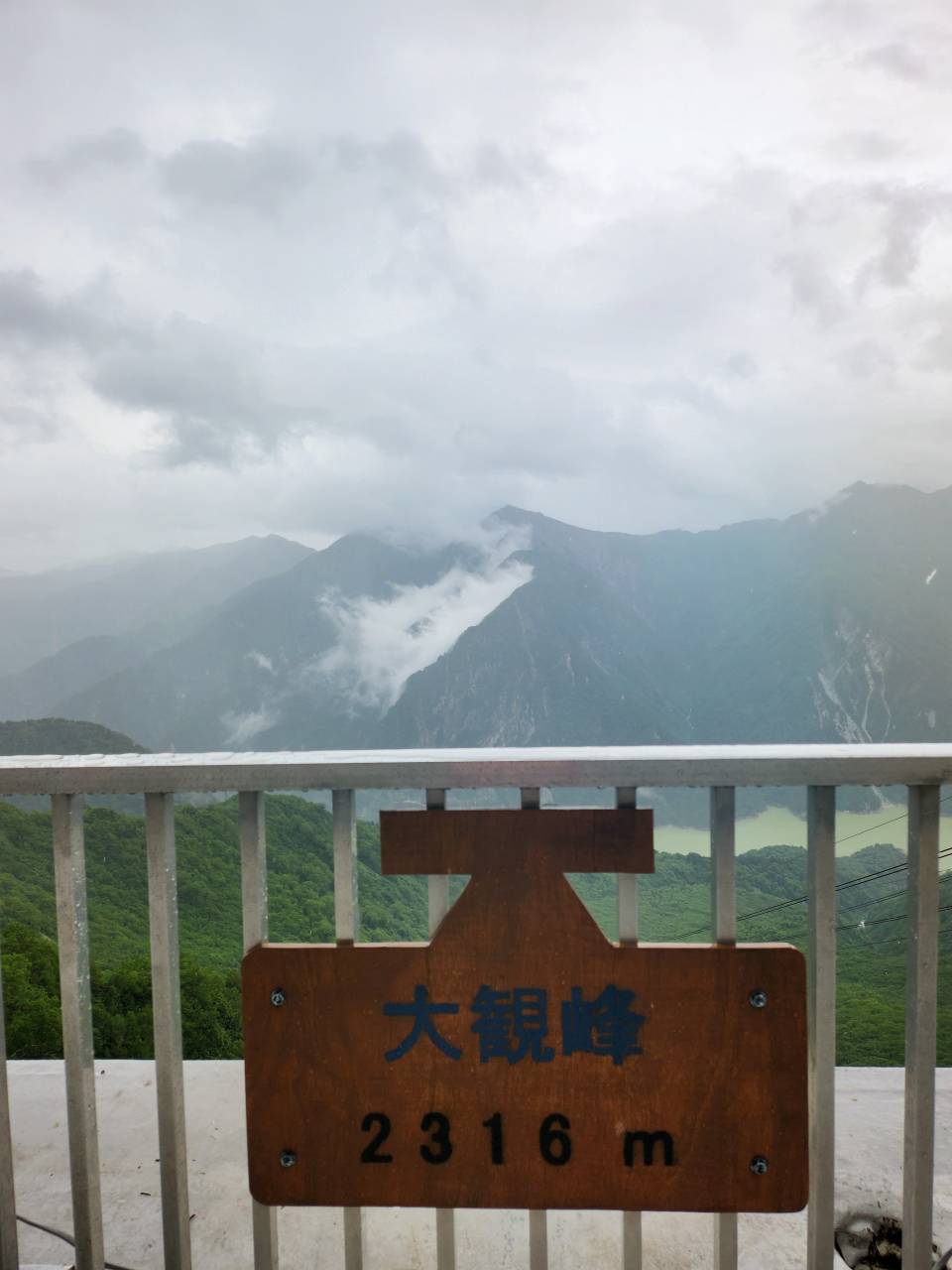 夏季避暑 黑部立山自由行。 兩天一夜 各站景點、交通、用餐與住宿紀錄心得。扇澤到室堂站來回，住宿立山飯店。