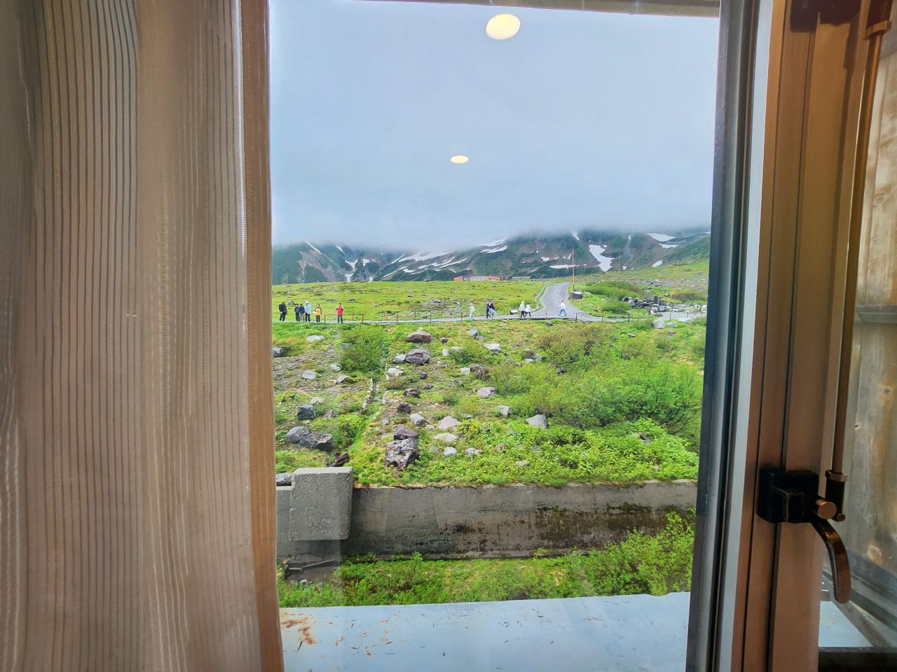 黑部立山住宿。立山飯店。位於室堂站樓上，旁邊就是雪之大谷的壯觀大雪壁，立山黑部路線上最方便的飯店。