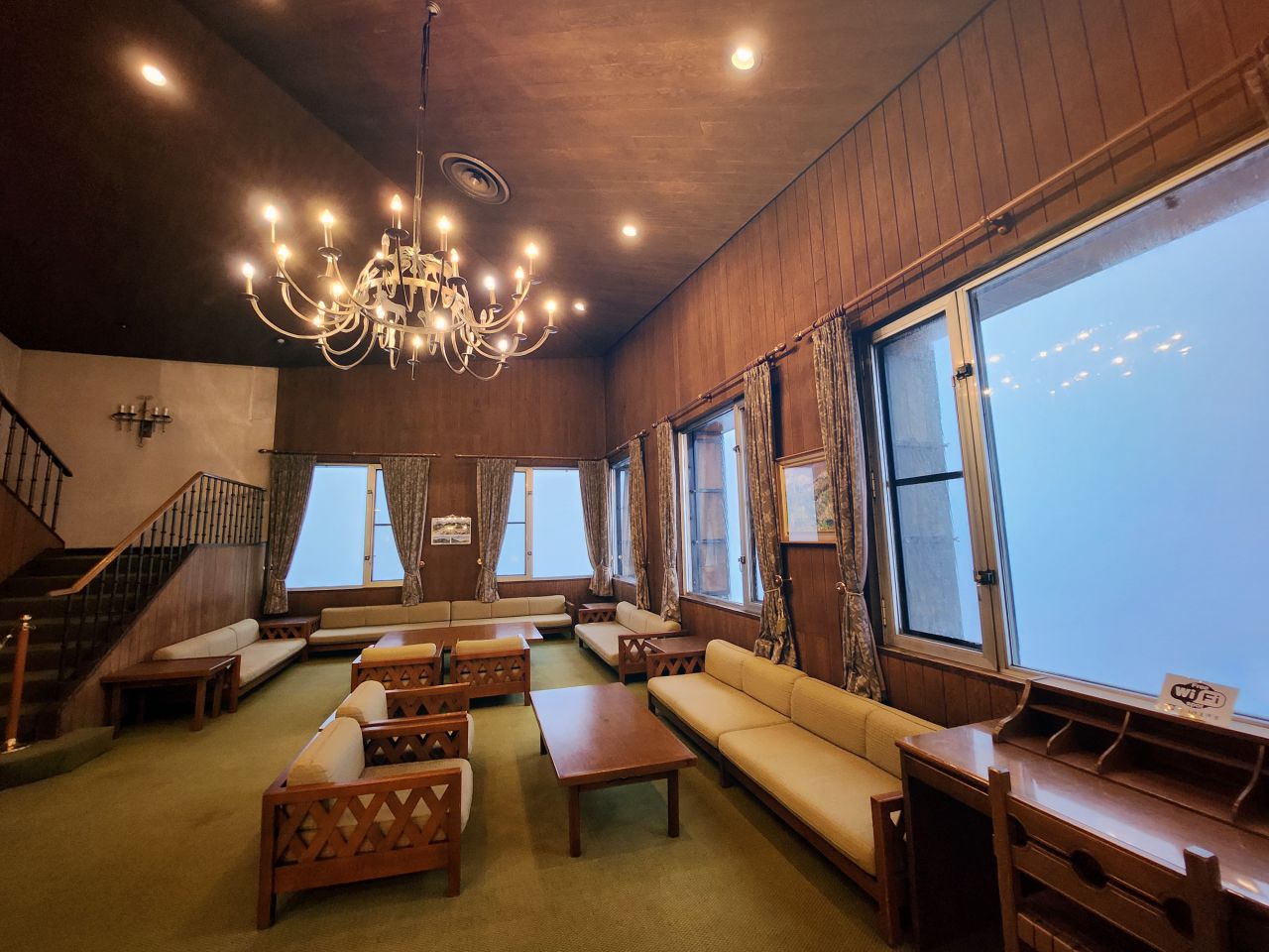 黑部立山住宿。立山飯店。位於室堂站樓上，旁邊就是雪之大谷的壯觀大雪壁，立山黑部路線上最方便的飯店。