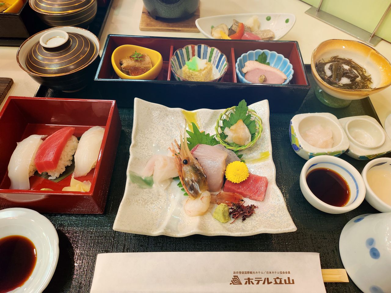 黑部立山住宿。立山飯店。位於室堂站樓上，旁邊就是雪之大谷的壯觀大雪壁，立山黑部路線上最方便的飯店。