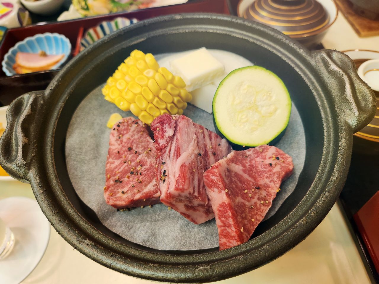 黑部立山住宿。立山飯店。位於室堂站樓上，旁邊就是雪之大谷的壯觀大雪壁，立山黑部路線上最方便的飯店。