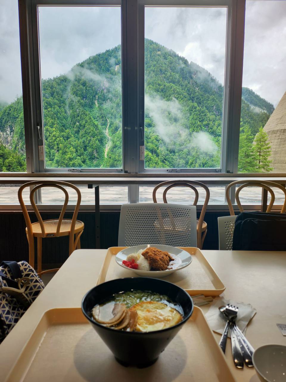 夏季避暑 黑部立山自由行。 兩天一夜 各站景點、交通、用餐與住宿紀錄心得。扇澤到室堂站來回，住宿立山飯店。