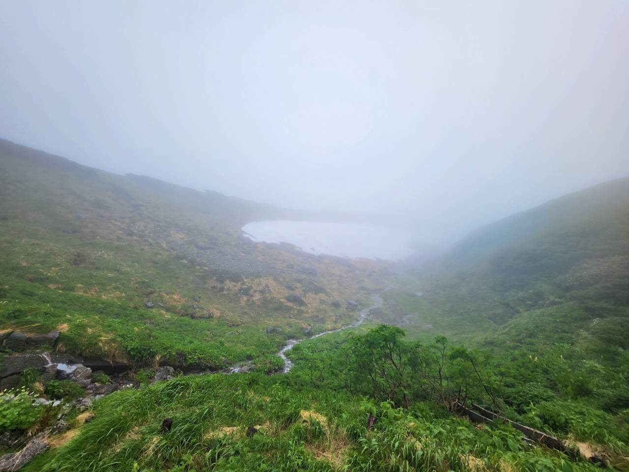夏季避暑 黑部立山自由行。 兩天一夜 各站景點、交通、用餐與住宿紀錄心得。扇澤到室堂站來回，住宿立山飯店。