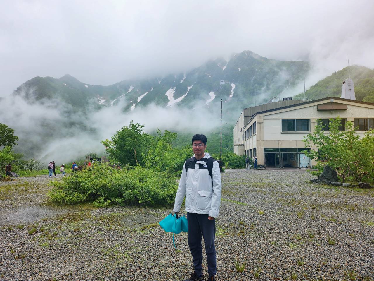 夏季避暑 黑部立山自由行。 兩天一夜 各站景點、交通、用餐與住宿紀錄心得。扇澤到室堂站來回，住宿立山飯店。