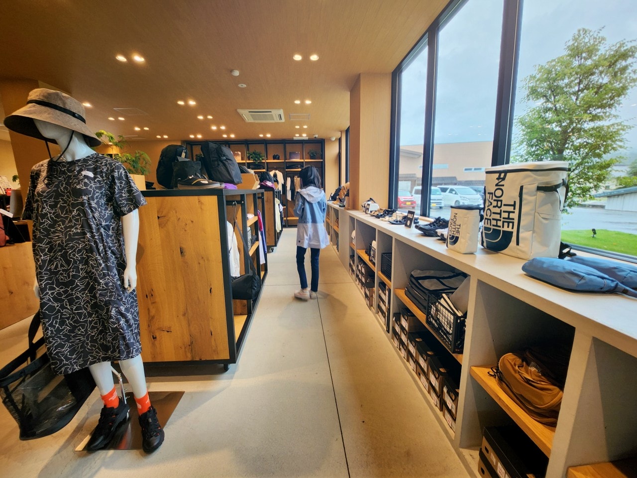 白馬 滑雪戶外用品店  The North Face Gravity Hakuba。挑高明亮的高質感空間，二樓還有可眺望山景的咖啡廳
