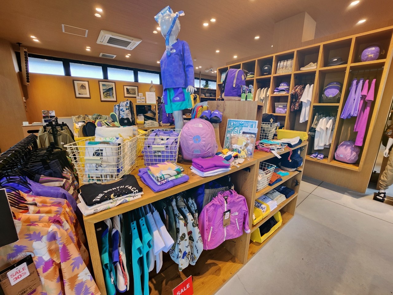 白馬 滑雪戶外用品店  The North Face Gravity Hakuba。挑高明亮的高質感空間，二樓還有可眺望山景的咖啡廳