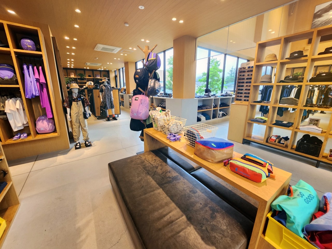 白馬 滑雪戶外用品店  The North Face Gravity Hakuba。挑高明亮的高質感空間，二樓還有可眺望山景的咖啡廳