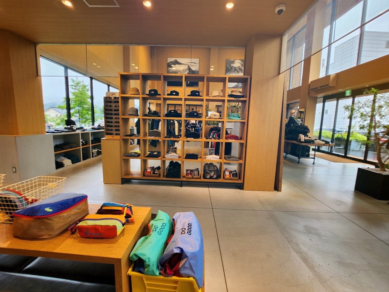 白馬 滑雪戶外用品店  The North Face Gravity Hakuba。挑高明亮的高質感空間，二樓還有可眺望山景的咖啡廳