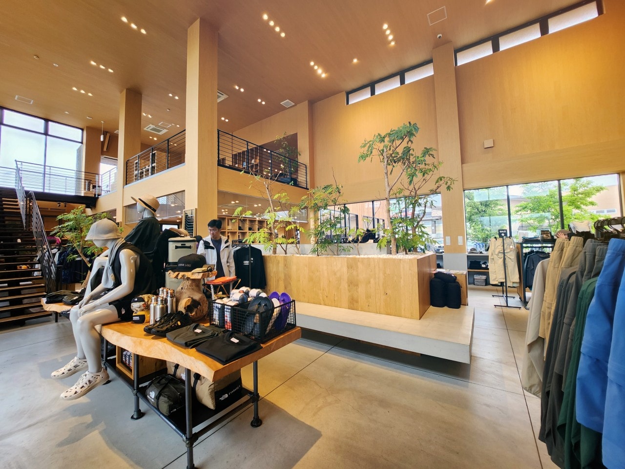 白馬 滑雪戶外用品店  The North Face Gravity Hakuba。挑高明亮的高質感空間，二樓還有可眺望山景的咖啡廳