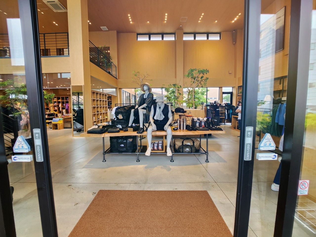 白馬 滑雪戶外用品店  The North Face Gravity Hakuba。挑高明亮的高質感空間，二樓還有可眺望山景的咖啡廳