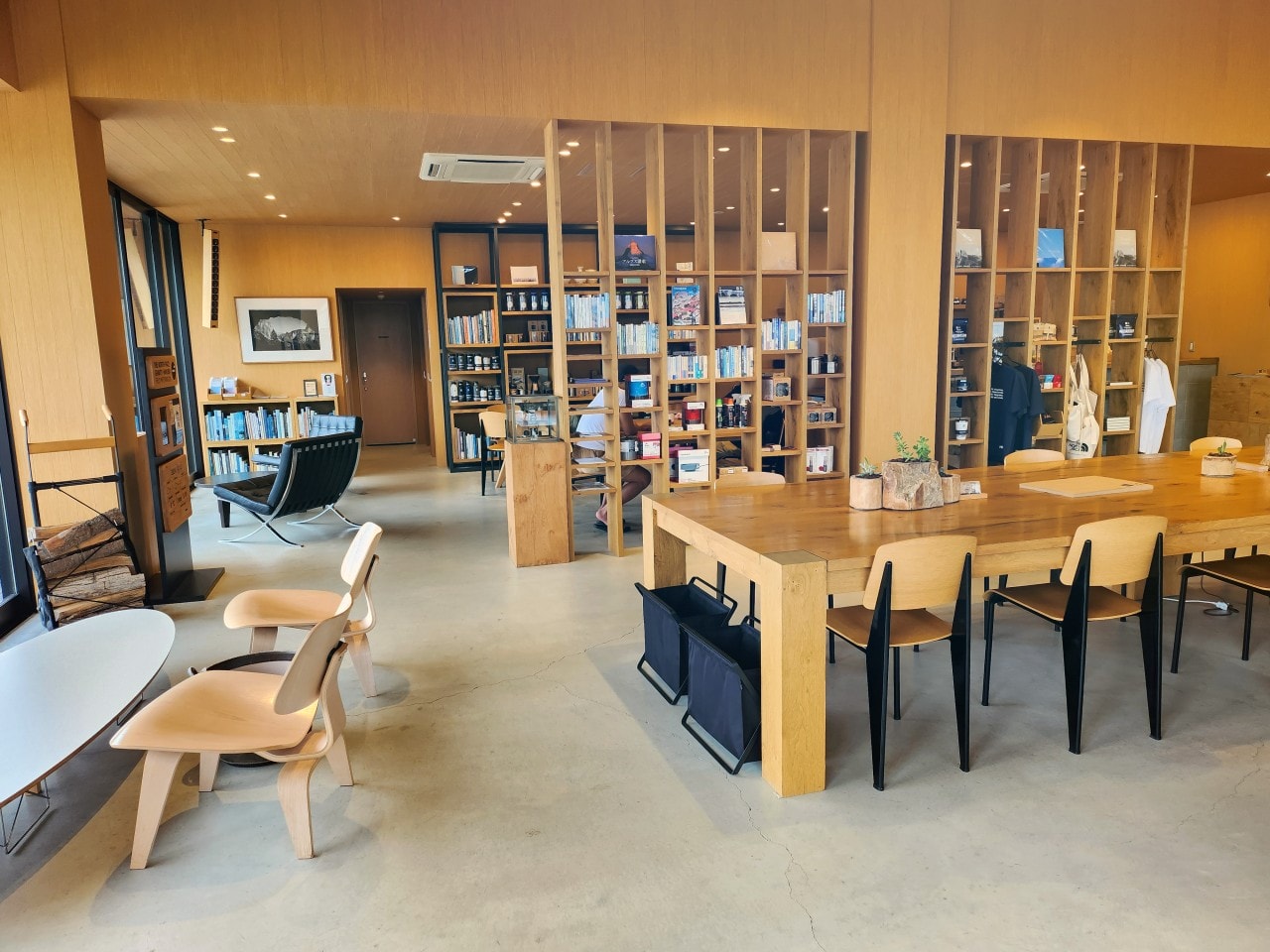 白馬 滑雪戶外用品店  The North Face Gravity Hakuba。挑高明亮的高質感空間，二樓還有可眺望山景的咖啡廳