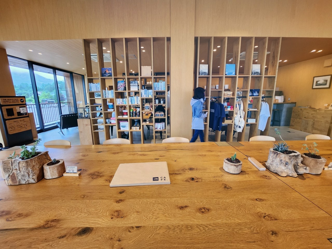 白馬 滑雪戶外用品店  The North Face Gravity Hakuba。挑高明亮的高質感空間，二樓還有可眺望山景的咖啡廳