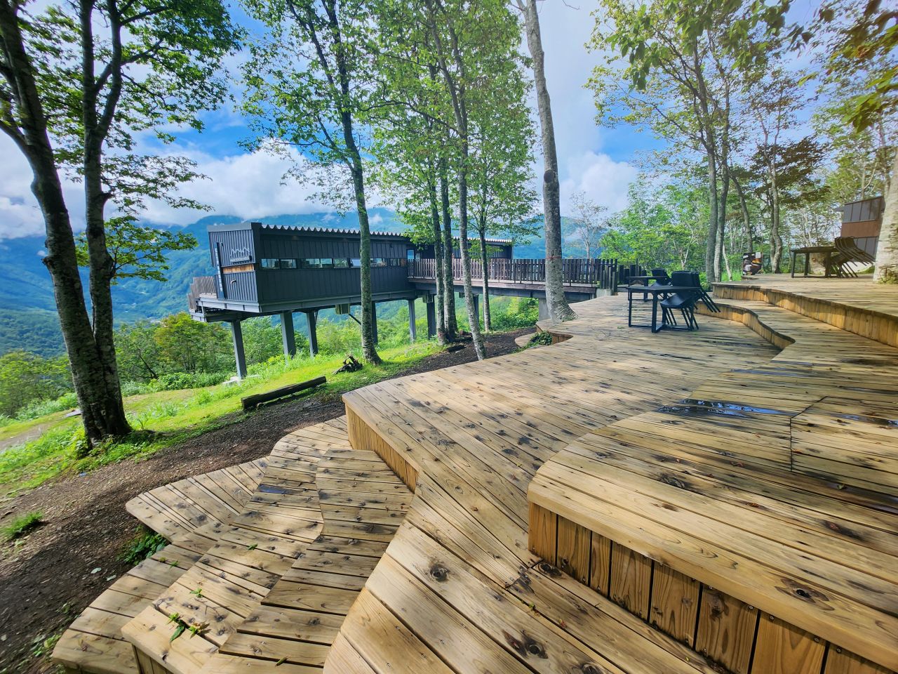 白馬岩岳 Mountain Resort 。欣賞白馬北阿爾卑斯山景，體驗浪漫鞦韆、絕景咖啡廳 Hakuba Mountain Harbor、刺激山坡卡丁車。