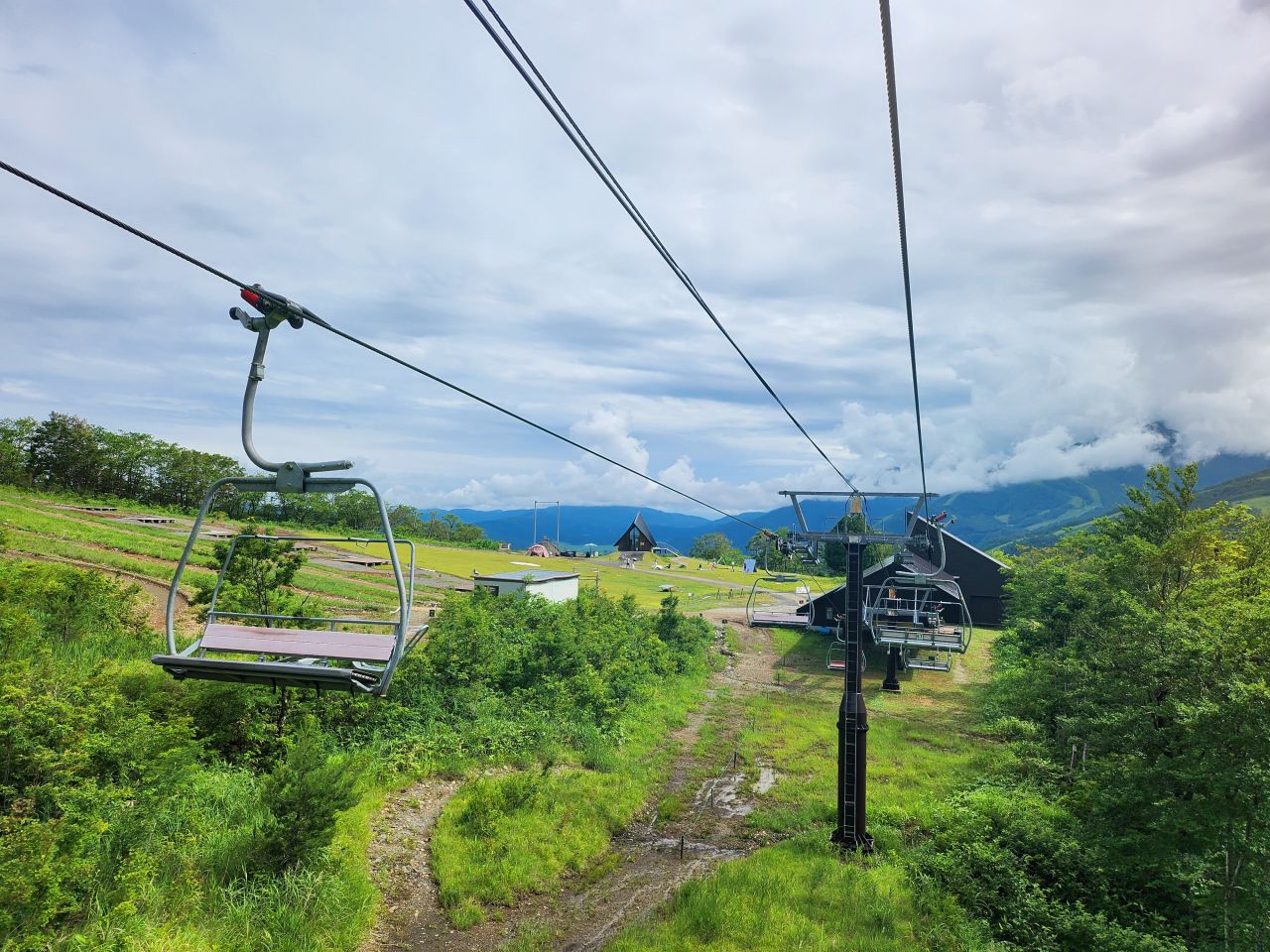 白馬岩岳 Mountain Resort 。欣賞白馬北阿爾卑斯山景，體驗浪漫鞦韆、絕景咖啡廳 Hakuba Mountain Harbor、刺激山坡卡丁車。