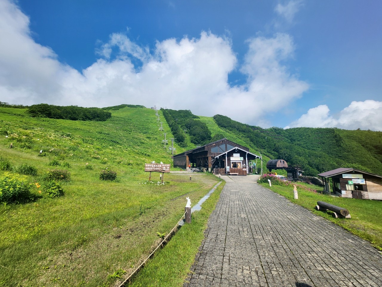 白馬八方尾根 Hakuba Happo-one。四季皆美，可以健行也可以輕鬆散步。還有隈研吾設計的最新頂級豪華露營設施。