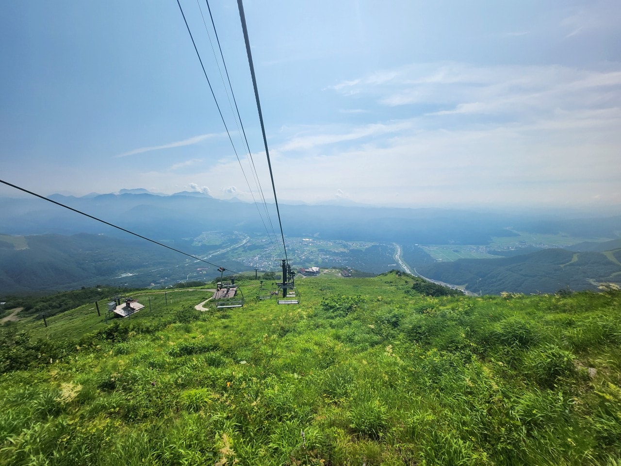 白馬八方尾根 Hakuba Happo-one。四季皆美，可以健行也可以輕鬆散步。還有隈研吾設計的最新頂級豪華露營設施。