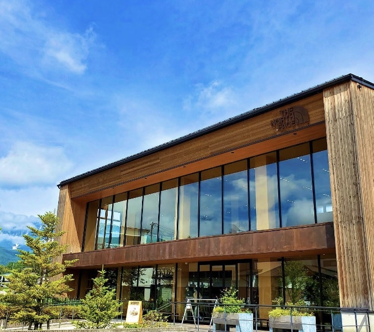 白馬 滑雪戶外用品店  The North Face Gravity Hakuba。挑高明亮的高質感空間，二樓還有可眺望山景的咖啡廳