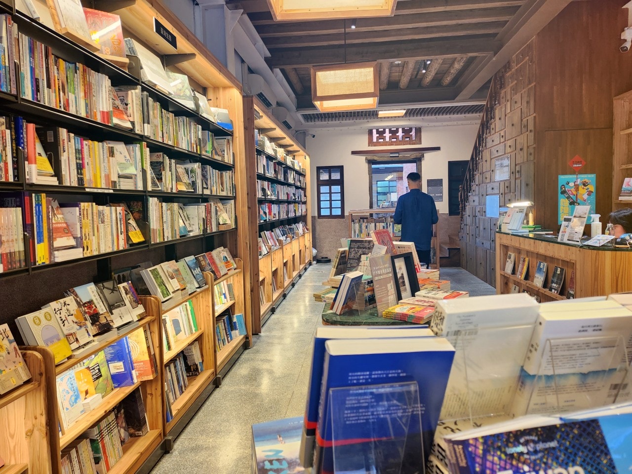 台北大稻埕 郭怡美書店。上萬本的藏書、改造老屋洋樓絕美的空間設計。