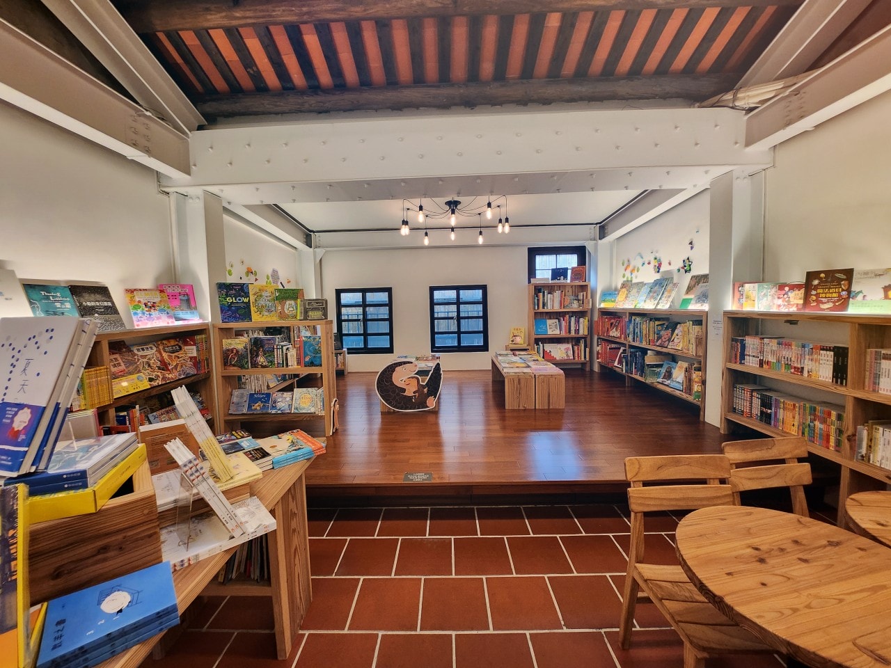 台北大稻埕 郭怡美書店。上萬本的藏書、改造老屋洋樓絕美的空間設計。 - 第15張圖 台北大稻埕 郭怡美書店。上萬本的藏書、改造老屋洋樓絕美的空間設計。