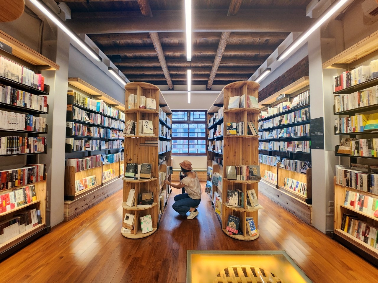 台北大稻埕 郭怡美書店。上萬本的藏書、改造老屋洋樓絕美的空間設計。