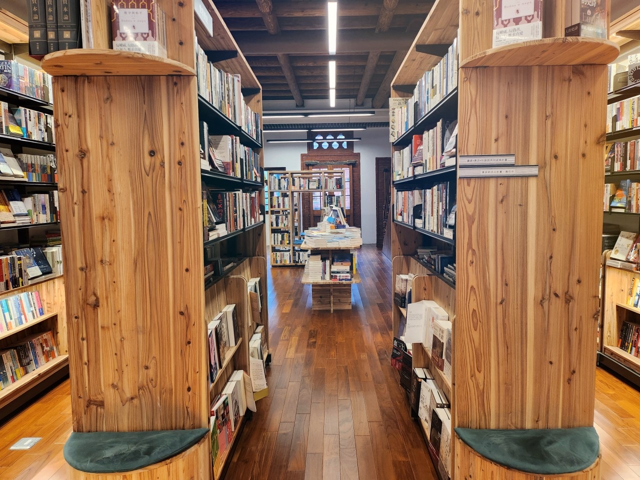 台北大稻埕 郭怡美書店。上萬本的藏書、改造老屋洋樓絕美的空間設計。 - 第4張圖 台北大稻埕 郭怡美書店。上萬本的藏書、改造老屋洋樓絕美的空間設計。