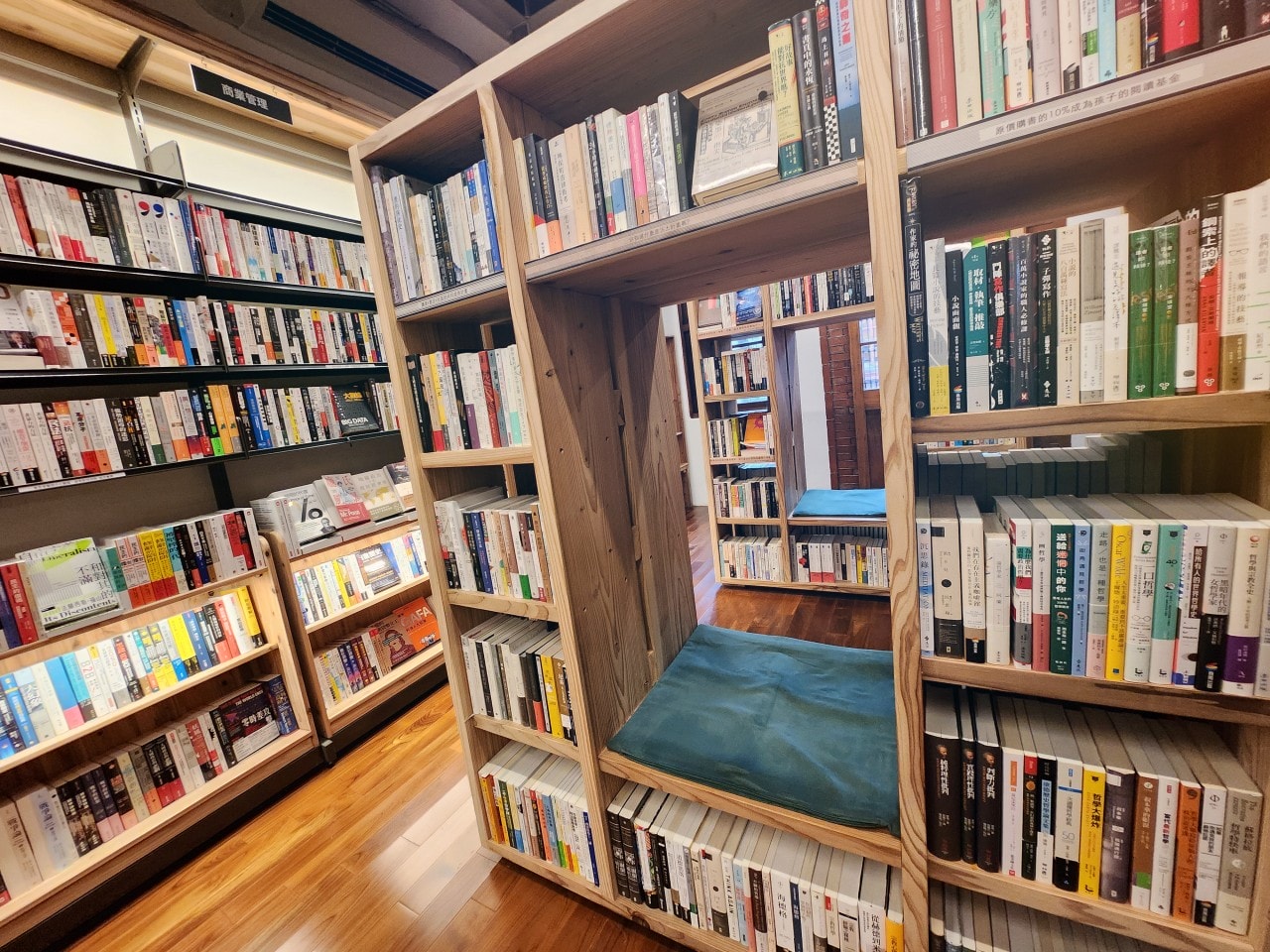 台北大稻埕 郭怡美書店。上萬本的藏書、改造老屋洋樓絕美的空間設計。