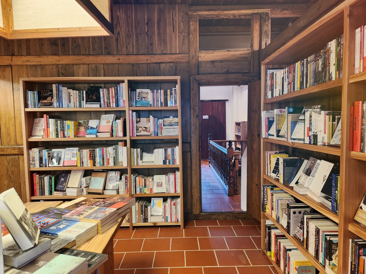 台北大稻埕 郭怡美書店。上萬本的藏書、改造老屋洋樓絕美的空間設計。