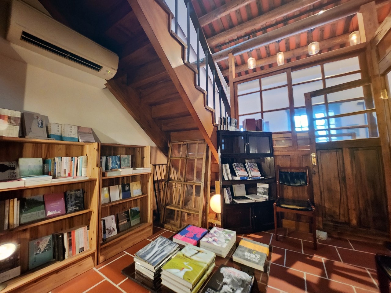 台北大稻埕 郭怡美書店。上萬本的藏書、改造老屋洋樓絕美的空間設計。