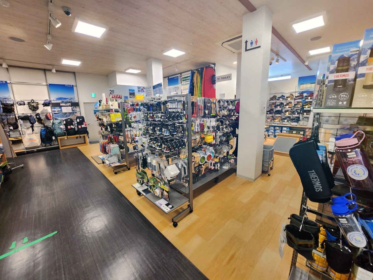 長野白馬 outlet 好日山莊 Koujitsu Sanso。有室內攀岩場，集合各種戶外機能服飾品牌，提供現場退稅服務