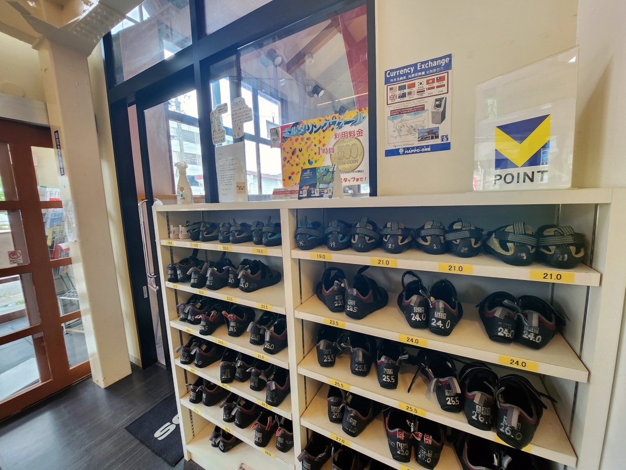 長野白馬 outlet 好日山莊 Koujitsu Sanso。有室內攀岩場，集合各種戶外機能服飾品牌，提供現場退稅服務