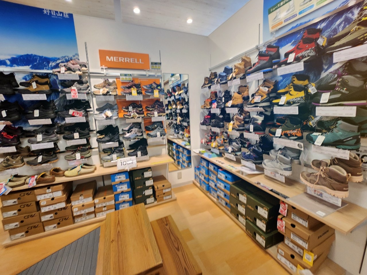 長野白馬 outlet 好日山莊 Koujitsu Sanso。有室內攀岩場，集合各種戶外機能服飾品牌，提供現場退稅服務